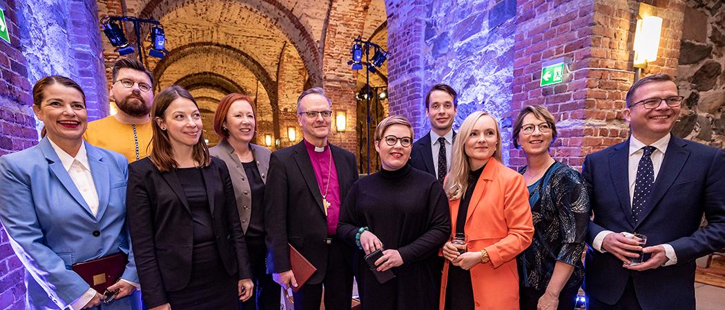 Kirkon arvokeskusteluun osallistuneiden puolueiden edustajat