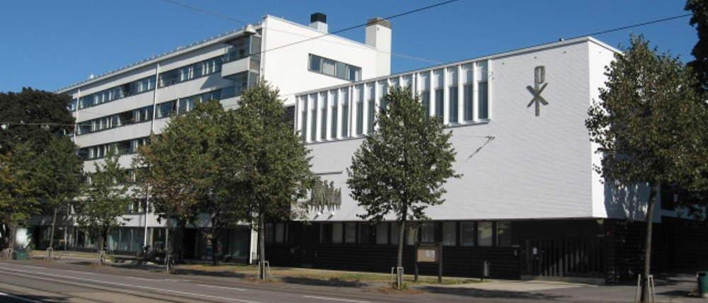 Kuvassa Hermannin diakoniatalo valkoinen neliskanttinen rakennus