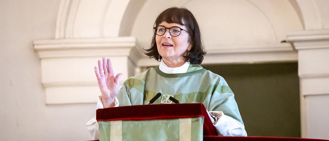 Marja Heltelä lähtömessunsa saarnassa, kuvaaja Markku Pihlaja