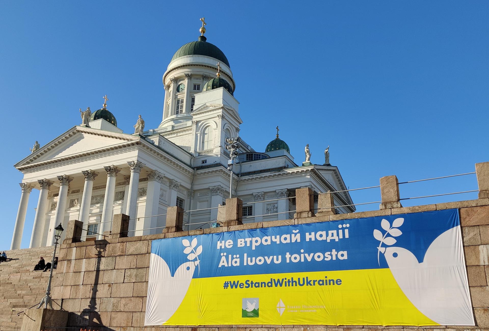 Tuomiokirkko ja sen kivijalassa Ukrainaa tukeva banneri