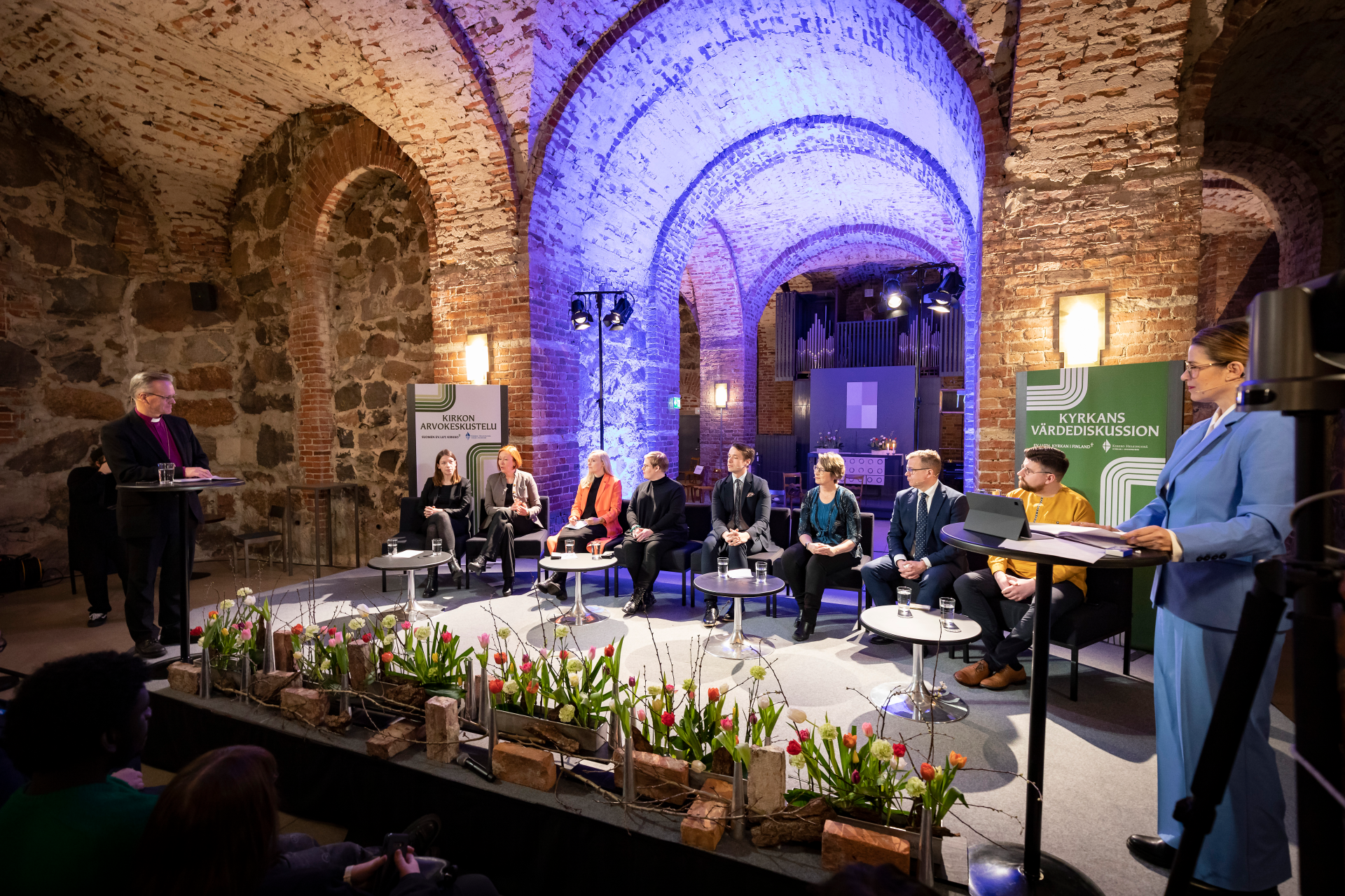 Eduskuntavaalipuolueiden puheenjohtajat istuvat rivissä Tuomiokirkon kryptassa